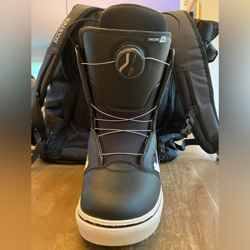 Vans V1 Ultagush snowboarding boots.